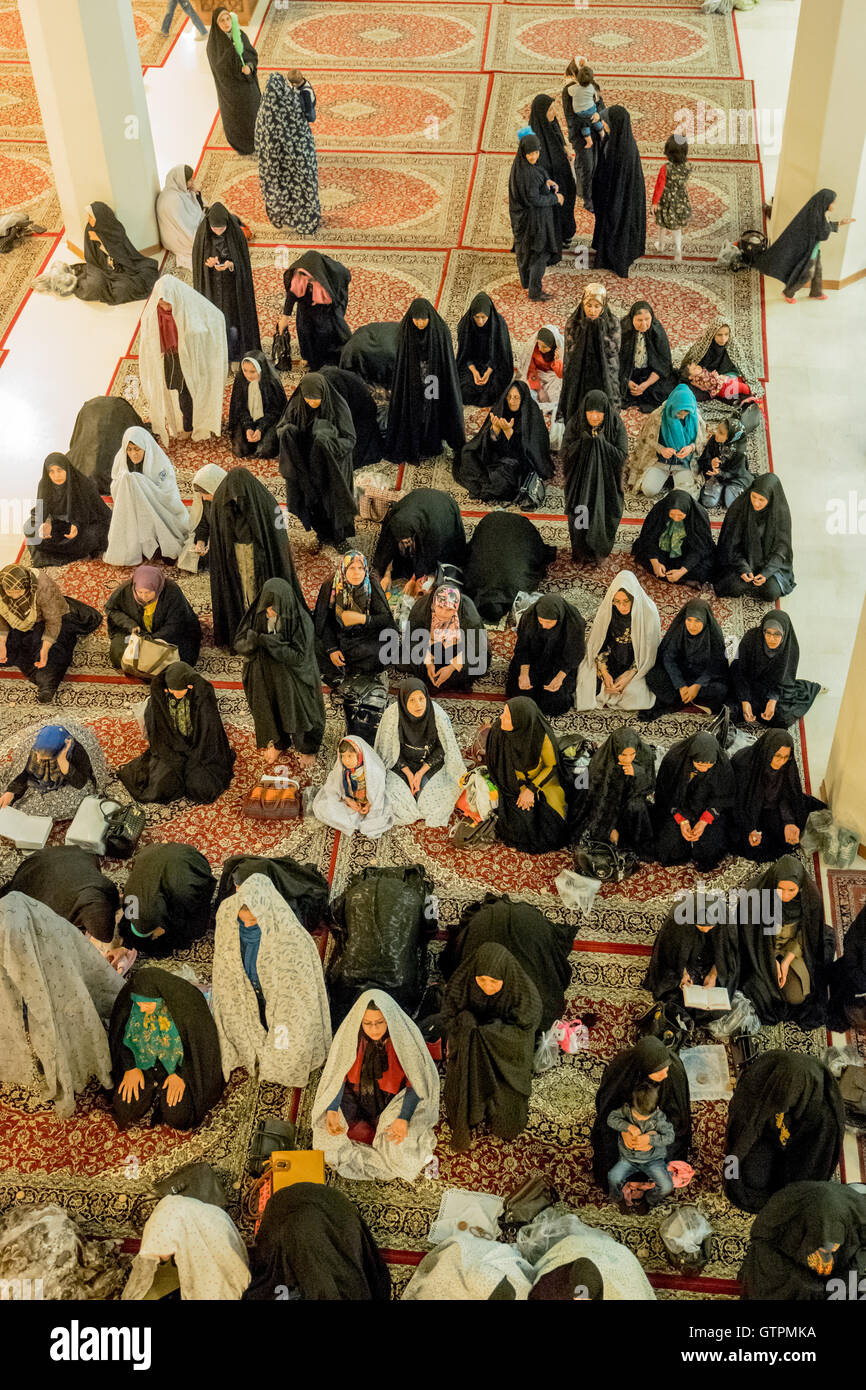 Chérāgh Shāh est un monument funéraire et la mosquée à Shiraz, Iran, le logement le tombeau des frères Ahmad et Muhammad, fils de Mūsā al-Kādhim et frères de 'Alī ar-Ridhā. Les deux ont trouvé refuge dans la ville pendant la persécution des Abbassides les musulmans chiites. Les hommes et les femmes le culte dans des sections distinctes de la mosquée selon la loi islamique. Banque D'Images