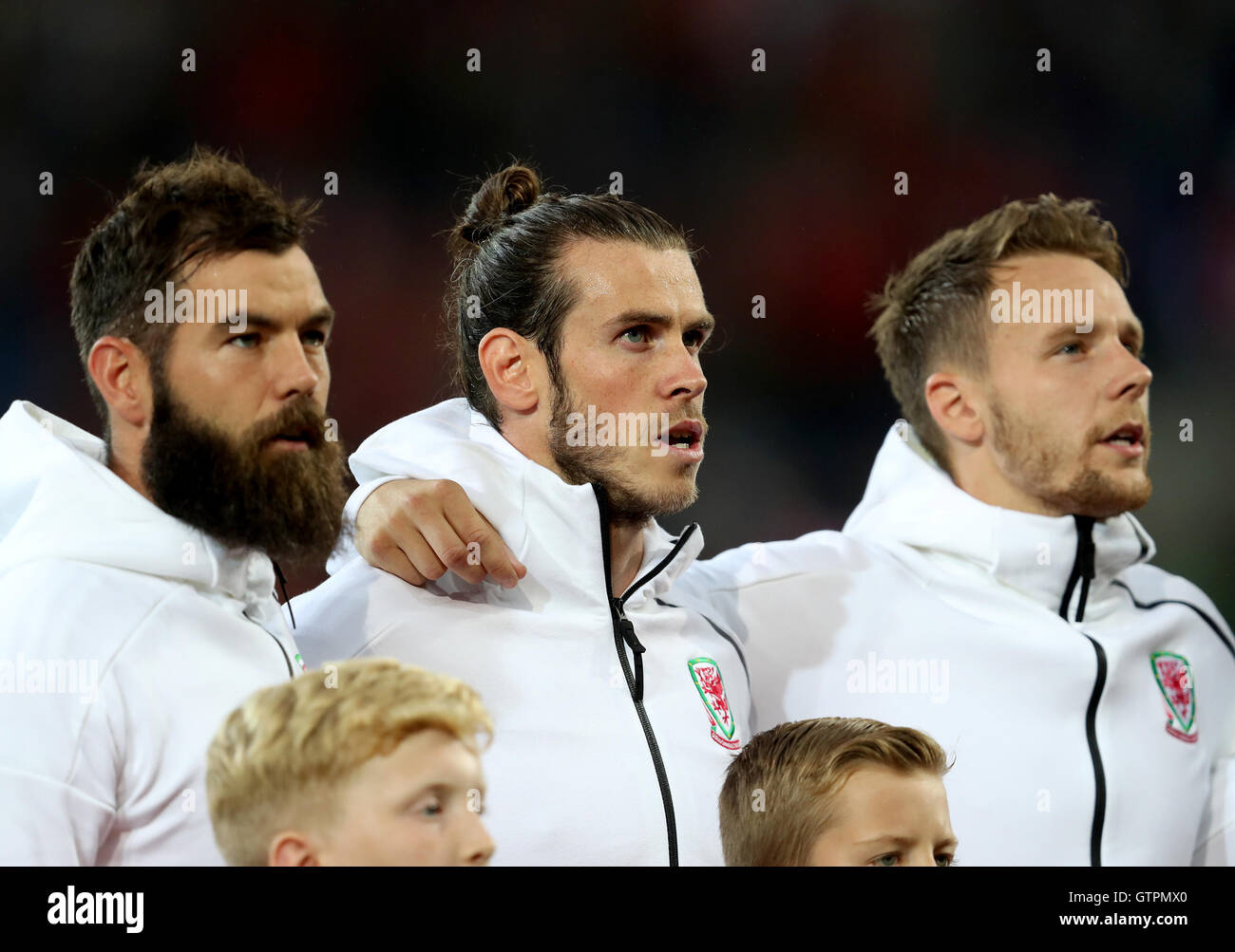 Pays de Galles' (gauche-droite) Joe Ledley, Gareth Bale et Andy King line jusqu'à l'hymne national priot à la qualification pour la Coupe du Monde FIFA 2018, GROUPE D match au Cardiff City Stadium. Banque D'Images