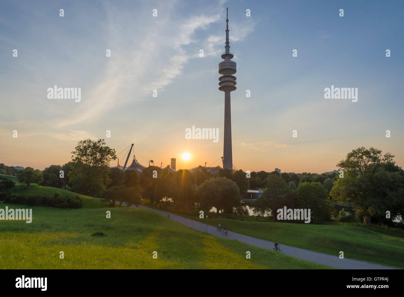 Coucher du soleil d'été au Stade olympique de Munich et la Tour olympique dans le parc olympique, Munich, Bavière Banque D'Images