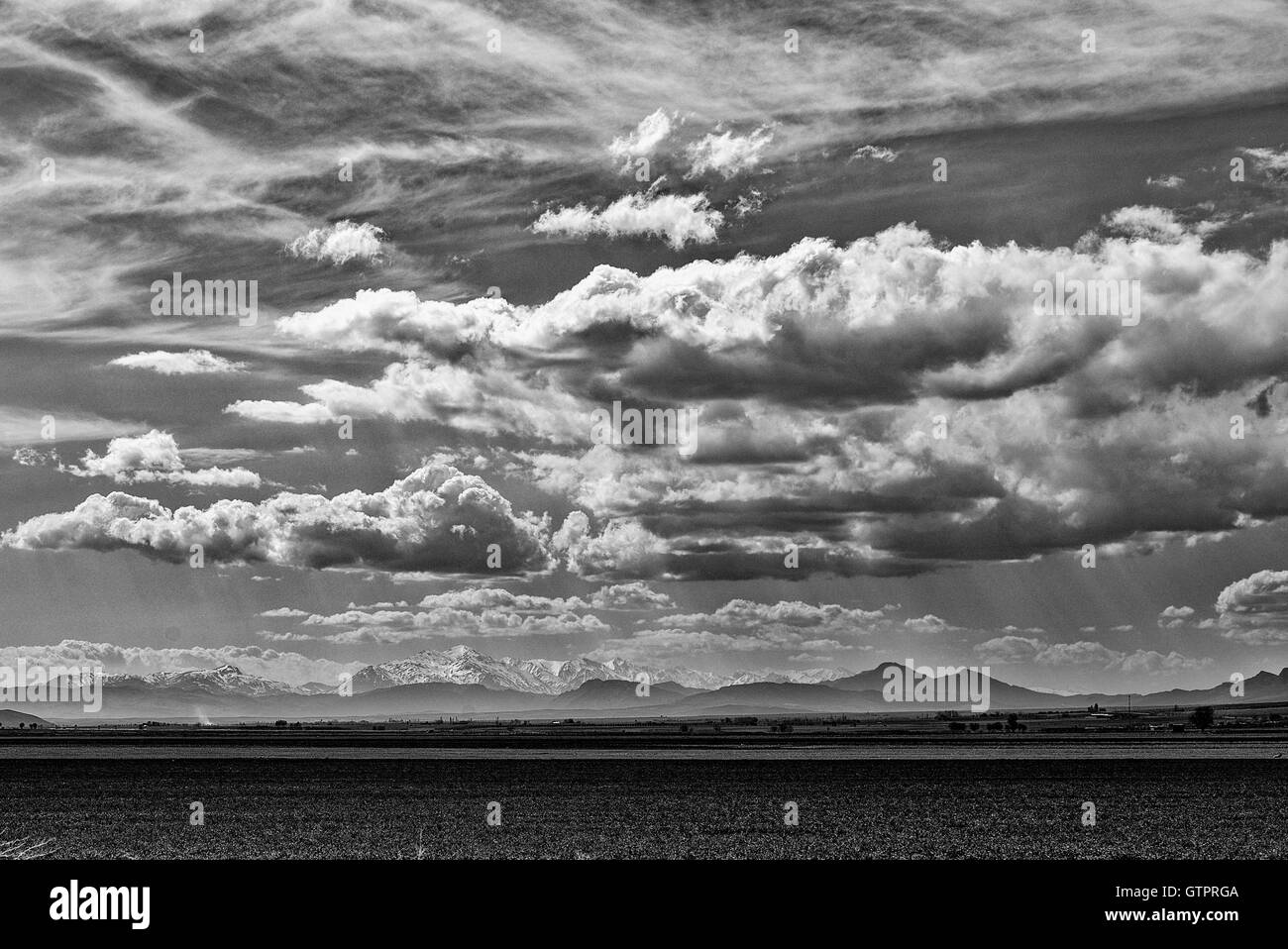 La province du Fars en milieu rural, l'Iran, avec les montagnes enneigées au loin. Monochrome. Banque D'Images