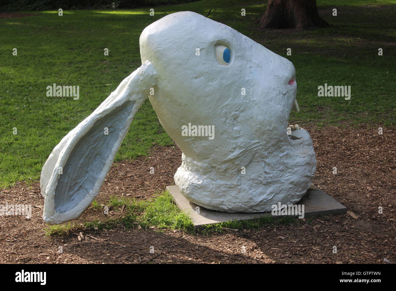 J'trøbbel Kanin (lapin en difficulté) dans un parc de sculptures dans le parc Slottsparken (château royal). Banque D'Images
