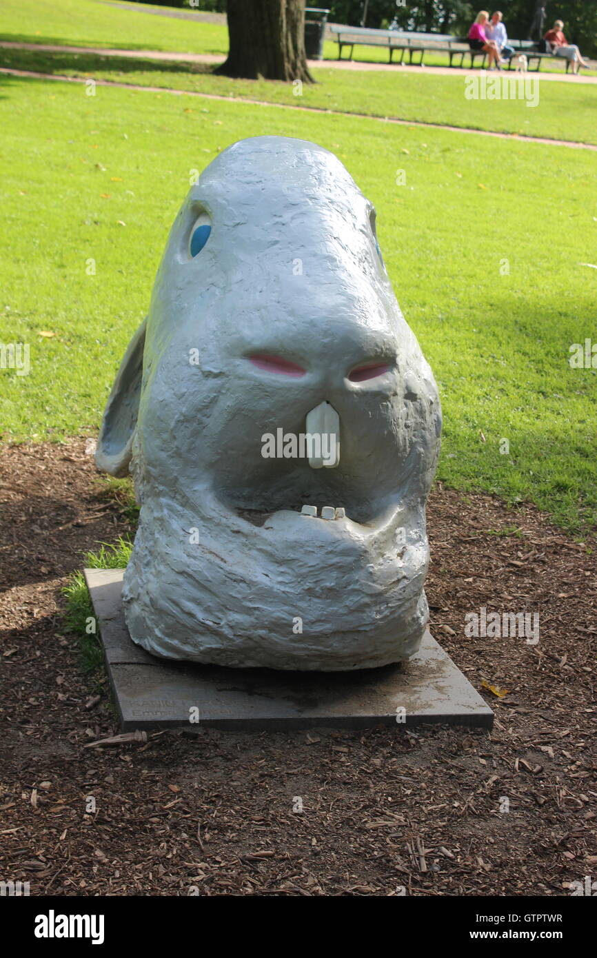 J'trøbbel Kanin (lapin en difficulté) dans un parc de sculptures dans le parc Slottsparken (château royal). Banque D'Images