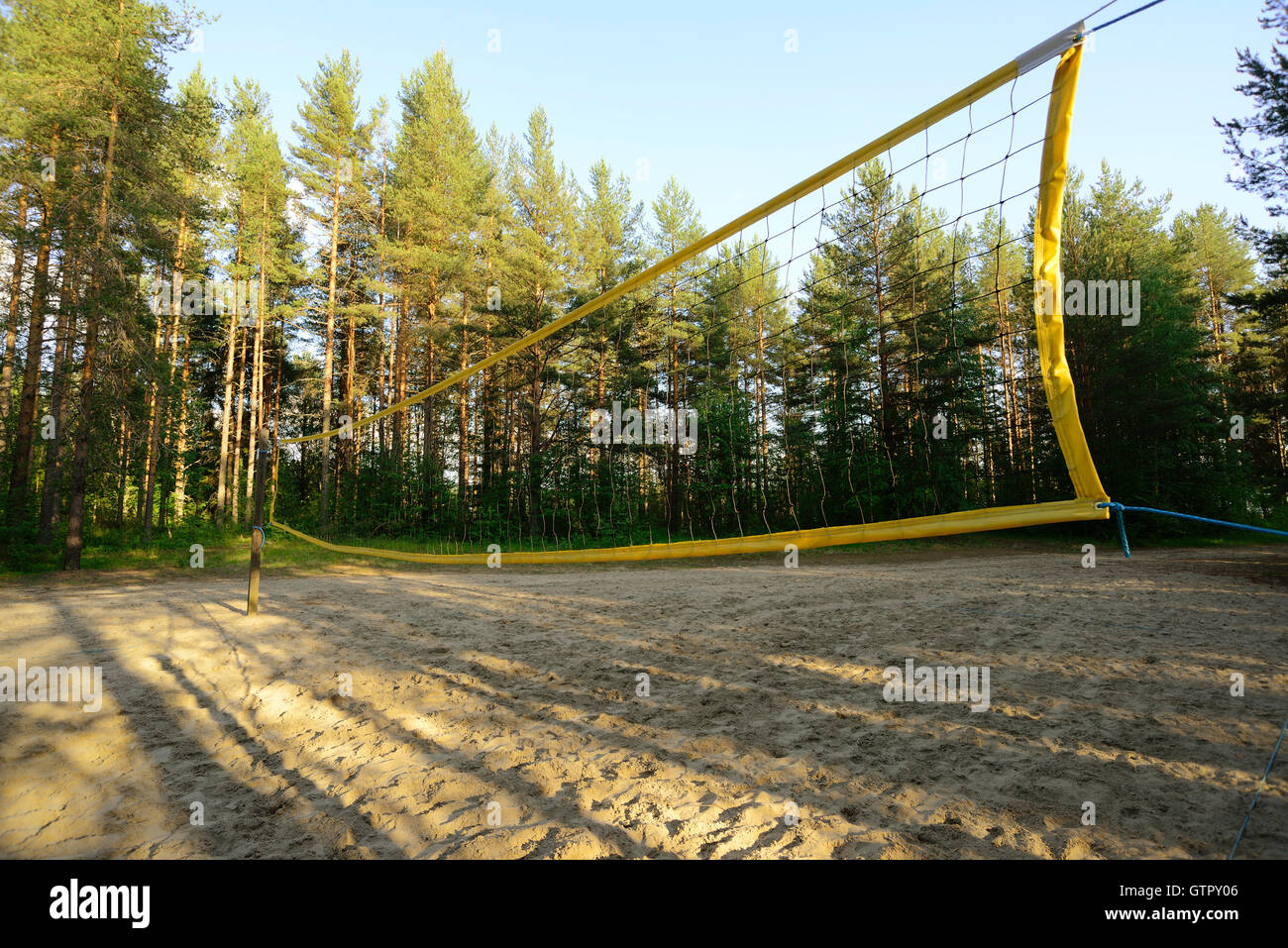 Beach-volley jeux pour enfants près de la forêt en été Banque D'Images