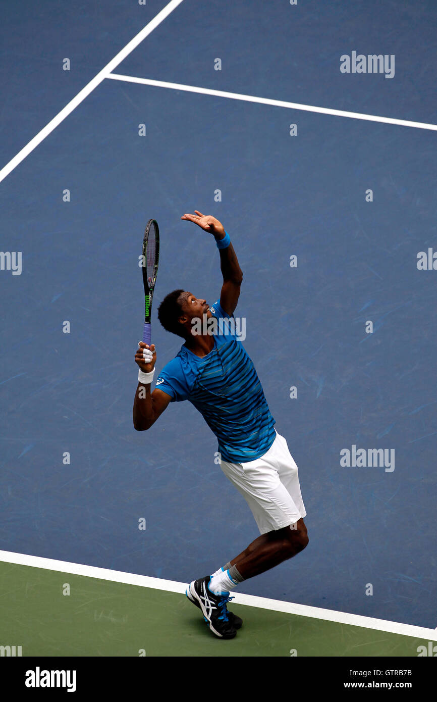 New York, États-Unis. 09Th Sep 2016. Gaël Monfils de France en poste au cours de son match de demi-finale contre Novak Djokovic à l'United States Open Tennis Championships à Flushing Meadows, New York, le vendredi 9 septembre. Djokovic a remporté le match en cinq sets pour se qualifier pour la finale. Crédit : Adam Stoltman/Alamy Live News Banque D'Images