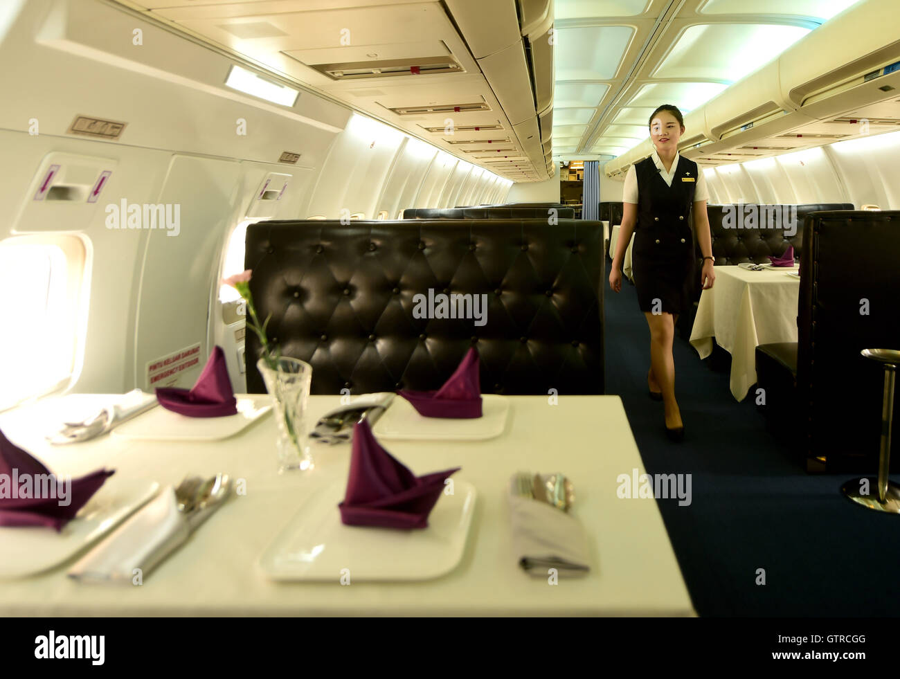 Wuhan. Sep 9, 2016. Photo prise le 9 septembre 2016 montre l'intérieur de l'avion restaurant à Wuhan, capitale de la province du Hubei en Chine centrale. Le restaurant, un ancien avion acheté d'une compagnie aérienne indonésienne, peut accueillir 70 clients après rénovation. Credit : Rao Rao/Xinhua/Alamy Live News Banque D'Images