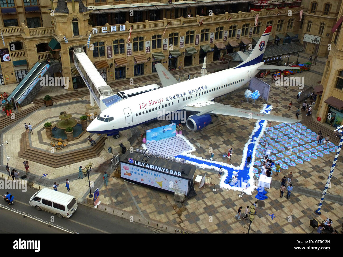 Wuhan. Sep 9, 2016. Photo prise le 9 septembre 2016 montre l'extérieur de l'avion restaurant à Wuhan, capitale de la province du Hubei en Chine centrale. Le restaurant, un ancien avion acheté d'une compagnie aérienne indonésienne, peut accueillir 70 clients après rénovation. Credit : Rao Rao/Xinhua/Alamy Live News Banque D'Images
