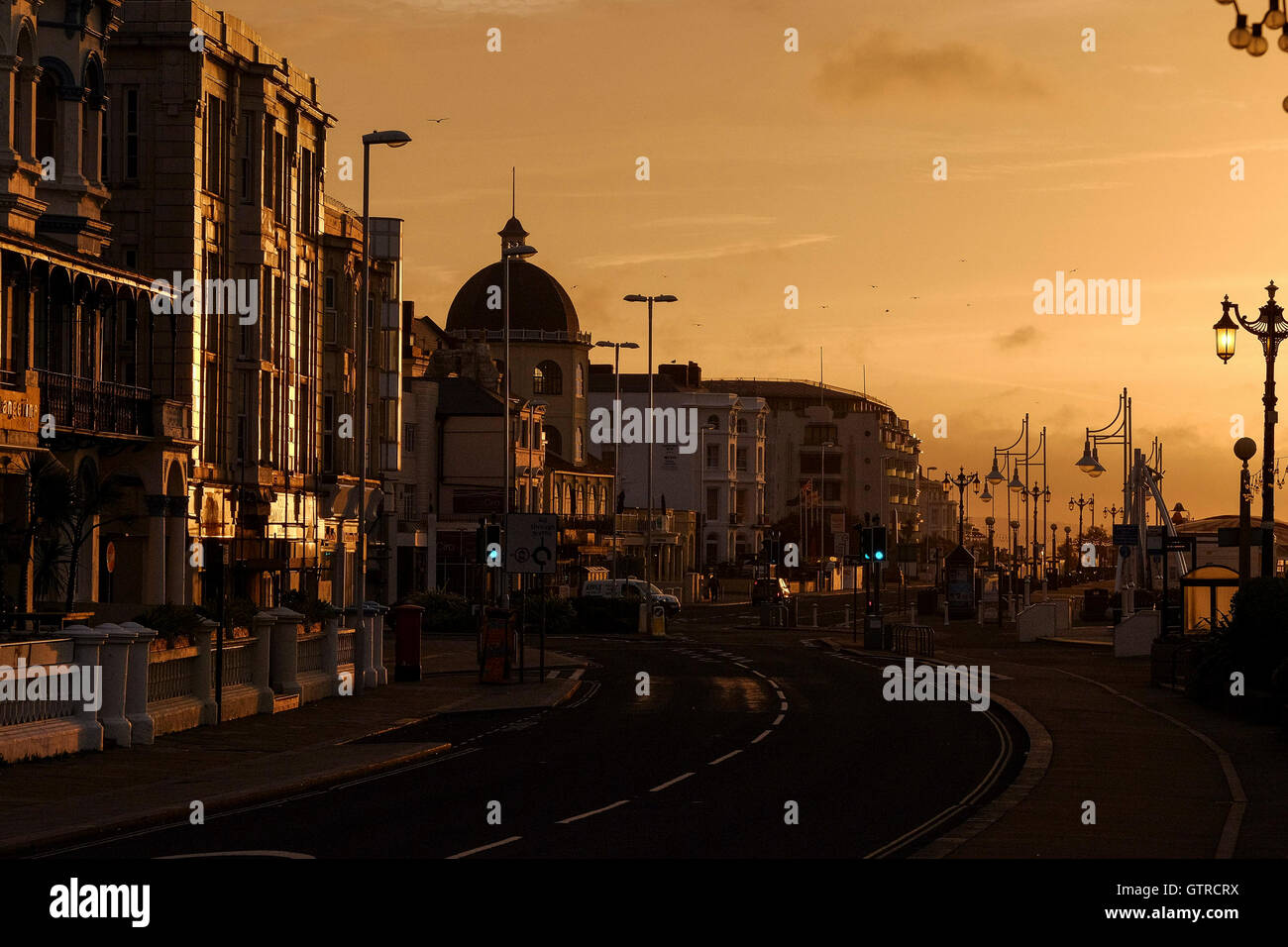 Worthing, Royaume-Uni. 10 Sep, 2016. Météo britannique. Le soleil se lève sur un matin clair plus de Worthing. Bien que le matin est clair, la pluie est prévu pour une bonne partie de la journée. Photo par : Julie Edwards/Alamy Live News Banque D'Images