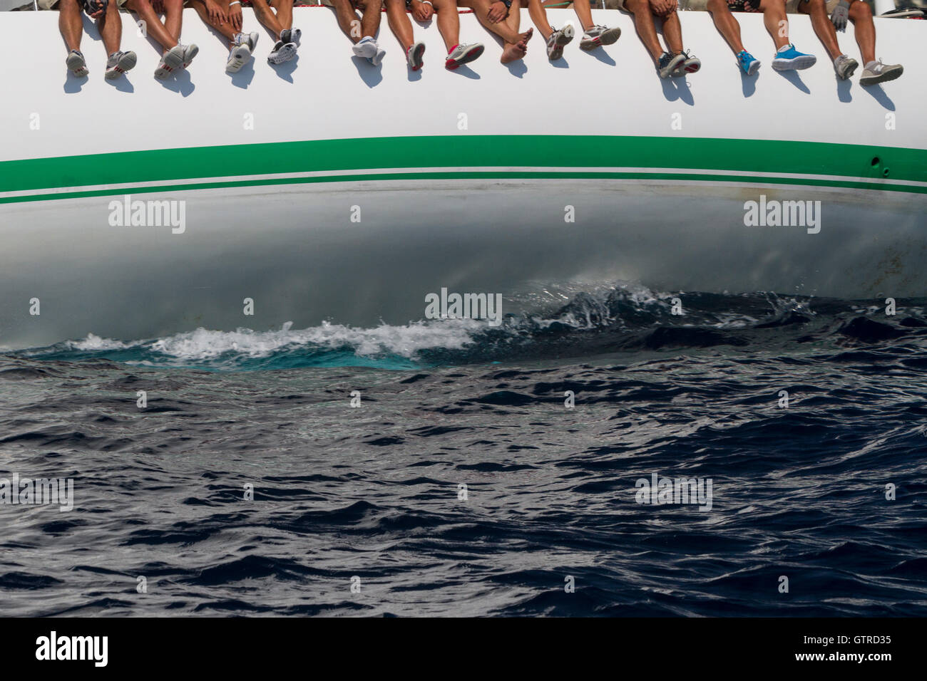 Imperia, Italie. Sep 9, 2016. Les jambes de l'équipage au large de côté pendant une régate sur "Il Moro di Venezia' au cours de Vele d'Epoca, un yacht classique concours organisé tous les deux ans à Imperia (Italie). Banque D'Images