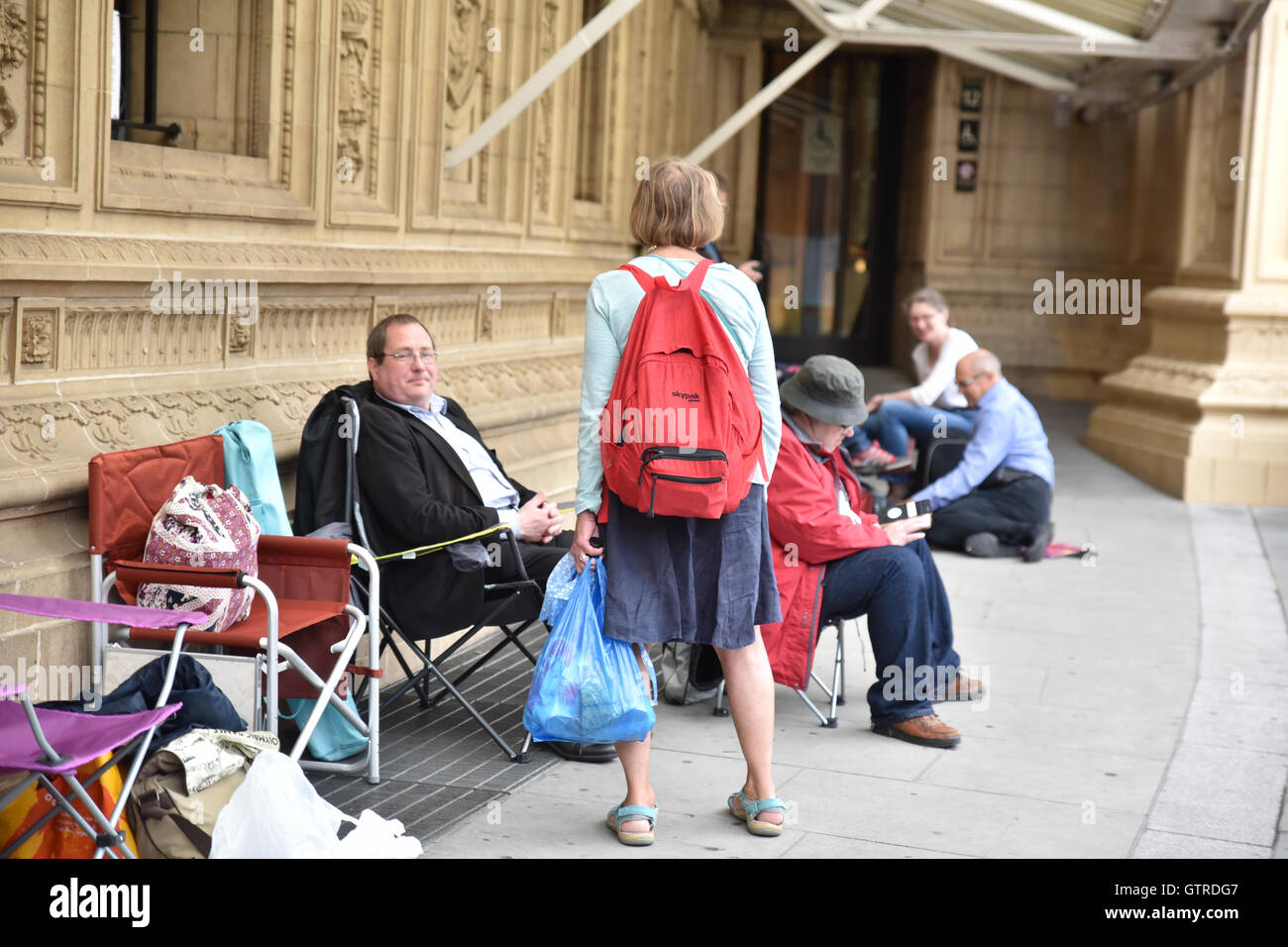 Royal Albert Hall, Londres, Royaume-Uni. 10 Septembre, 2016. Les amateurs de musique d'attente pour les billets Last Night of the Proms Albert Hall Banque D'Images