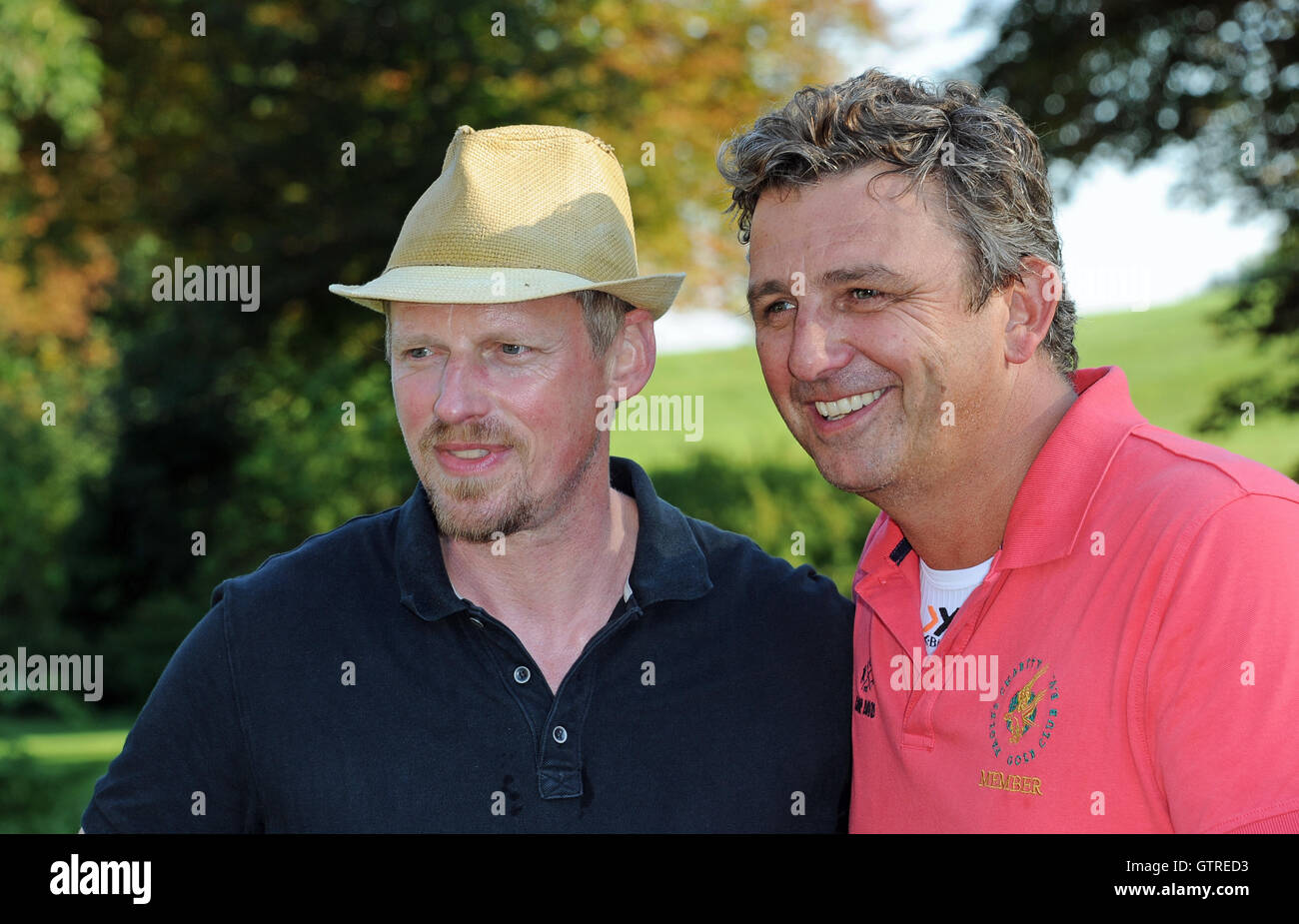 Tutzing, Allemagne. 10 Sep, 2016. Acteurs Martin Gruber ('montagne' sauveteur L), et Hans Sigl ('montagne' médecin) prendre part à l'Tabaluga Golf Cup à l'appui de la Fondation à la Michael Roll 6e Club de golf sur le Lac de Starnberg dans Tutzing, Allemagne, 10 septembre 2016. Photo : URSULA DUEREN/dpa/Alamy Live News Banque D'Images