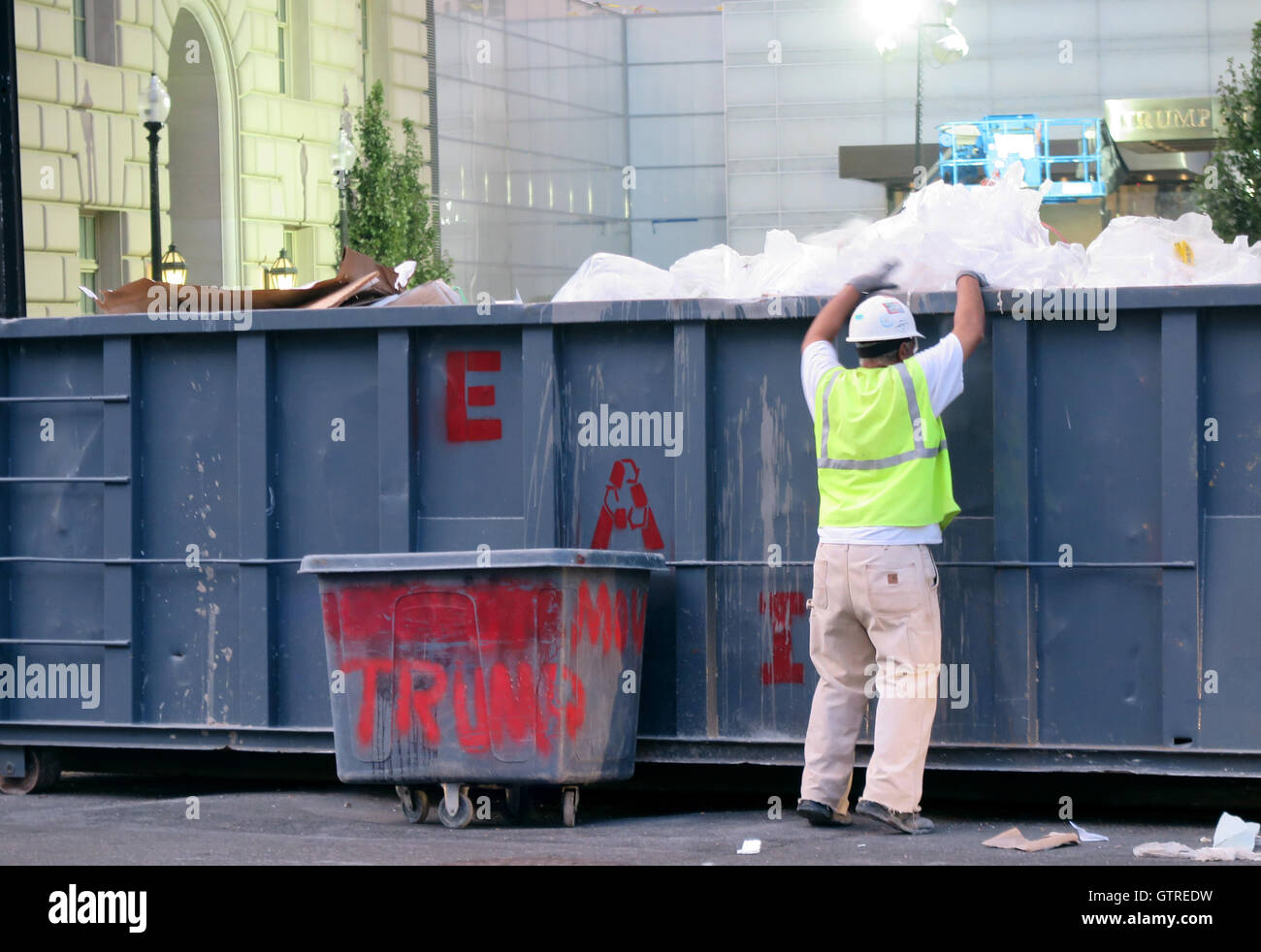 Washington, DC, USA. 09Th Sep 2016. Un travailleur de la construction se jette dans une benne à ordures à l'extérieur de l'hôtel nouveau à partir de l'entrepreneur et candidat présidentiel républicain Donald Trump à Washington, DC, USA, 09 septembre 2016. L 'hôtel Trump International' ouvre le 12 septembre 2016. Photo : MAREN HENNEMUTH/dpa/Alamy Live News Banque D'Images