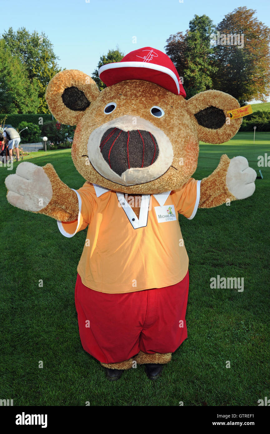 Tutzing, Allemagne. 10 Sep, 2016. La mascotte "Bolli Bear' de la Fondation Michael Roll vu au début de l'Tabaluga Golf Cup à l'appui de la Fondation à la Michael Roll 6e Club de golf sur le Lac de Starnberg dans Tutzing, Allemagne, 10 septembre 2016. Photo : URSULA DUEREN/dpa/Alamy Live News Banque D'Images