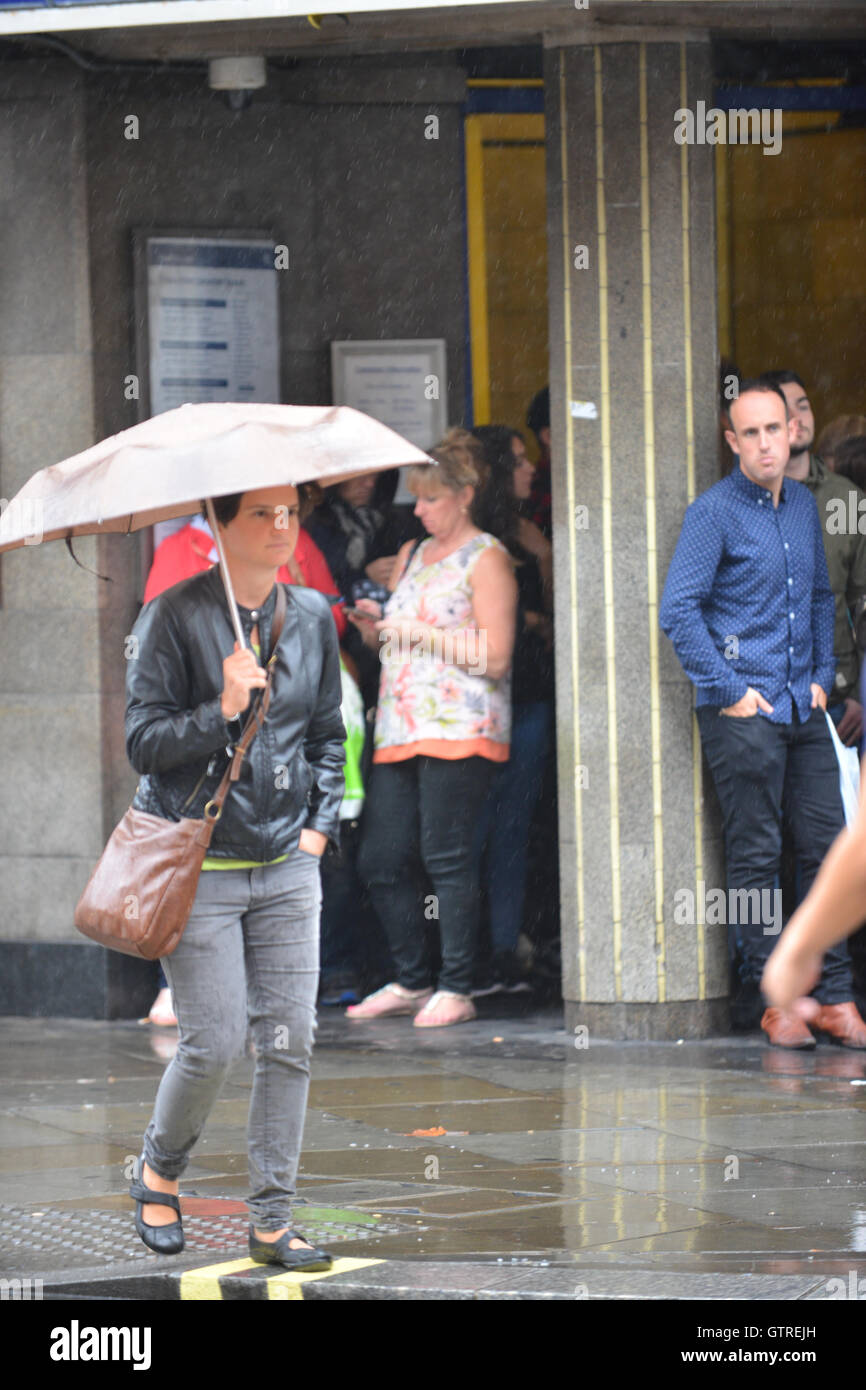 Londres, Royaume-Uni. 10 Septembre, 2016. De fortes pluies dans le centre de Londres. Crédit : Matthieu Chattle/Alamy Live News Banque D'Images