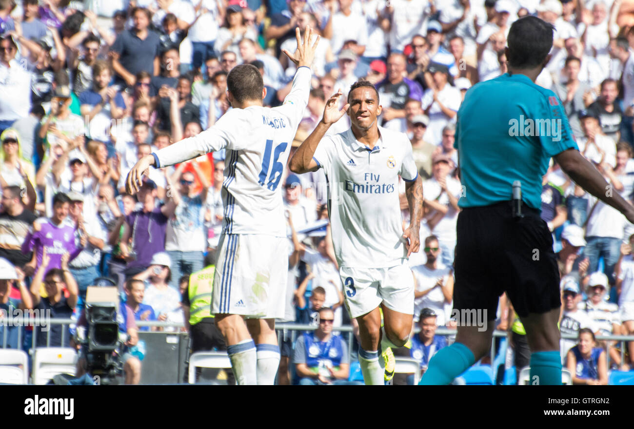 Madrid, Espagne. Septembre 10st, 2016. Danilo da Silva (Defender, Real Madrid) célèbre son but avec Mateo Kovacic (Mildfierder, Real Madrid) pendant le match de foot du troisième tour de la saison 2016/2017 de ligue espagnole "La Liga" entre le Real Madrid et le Club Atlético Osasuna au Santiago Bernabeu Stadium le 10 septembre 2016 à Madrid, Espagne. Crédit : David Gato/Alamy Live News Banque D'Images