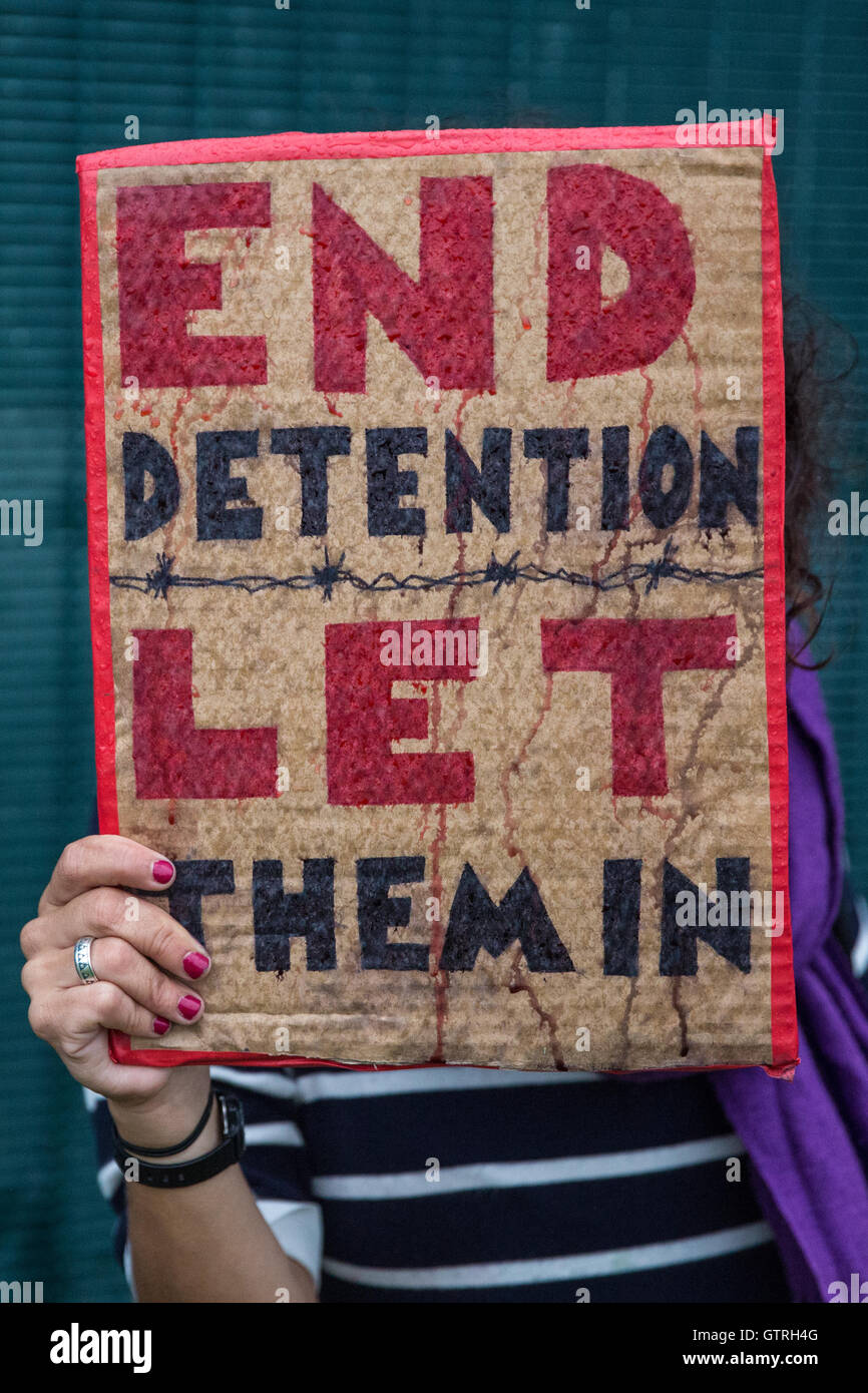 Milton Ernest, au Royaume-Uni. 10 Sep, 2016. Des militants du mouvement pour la justice et d'autres groupes opposés à la détention de l'immigration manifestation devant l'immigration de Yarl's Wood amovible au centre d'appel à sa fermeture. Credit : Mark Kerrison/Alamy Live News Banque D'Images