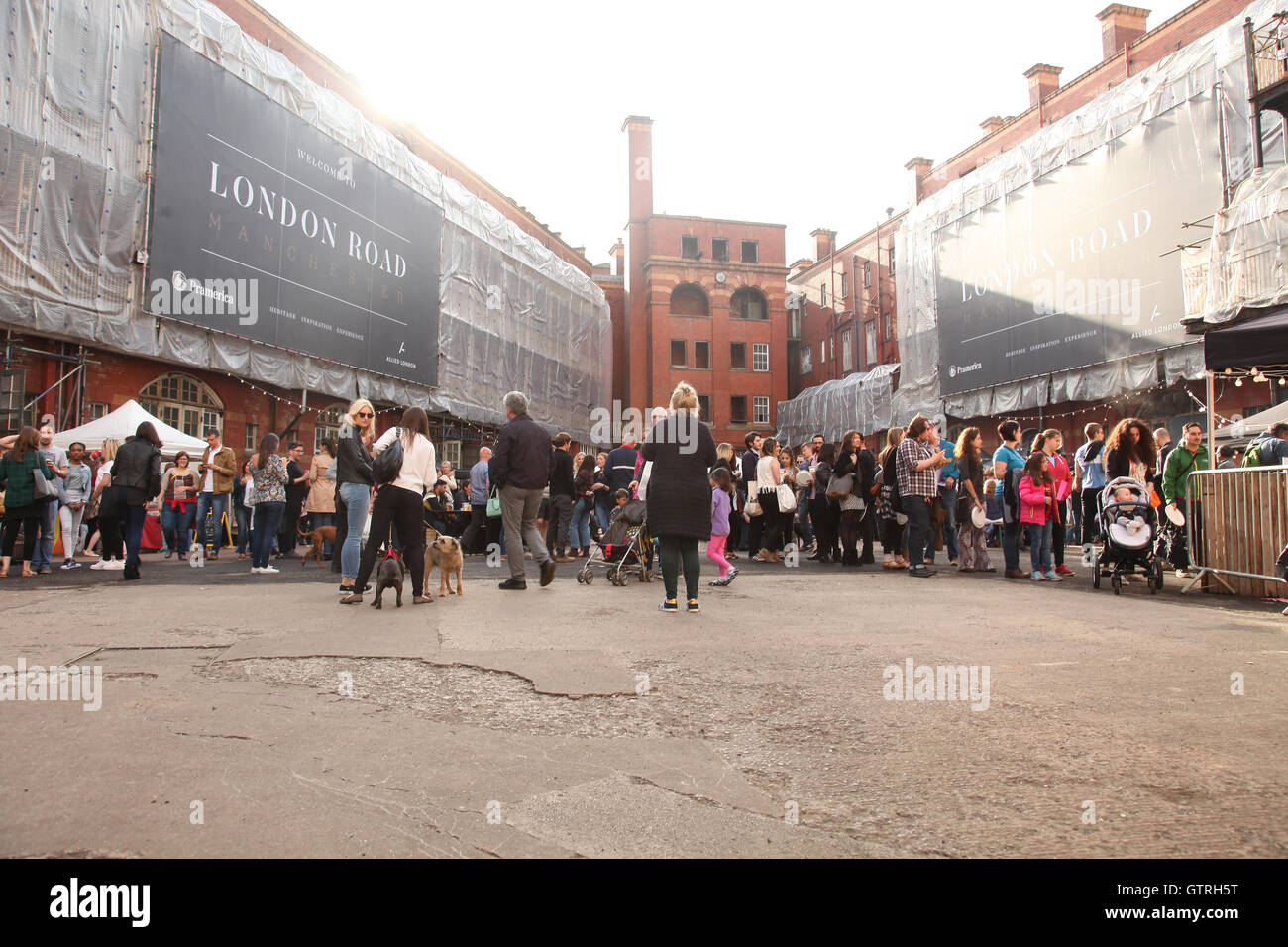 Manchester, UK. 10 Sep, 2016. La caserne désaffectée sur London Road, Manchester, a organisé une journée portes ouvertes au public afin de promouvoir le projet de re-développement. L'événement présentait des artistes locaux et produire des décideurs de partout dans la région de Manchester : Crédit Gerard Noonan/Alamy Live News Banque D'Images