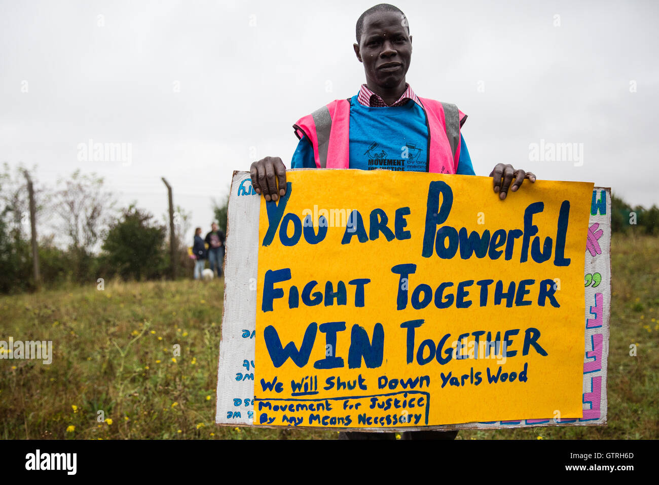 Milton Ernest, au Royaume-Uni. 10 Sep, 2016. Des militants du mouvement pour la justice et d'autres groupes opposés à la détention de l'immigration manifestation devant l'immigration de Yarl's Wood amovible au centre d'appel à sa fermeture. Credit : Mark Kerrison/Alamy Live News Banque D'Images