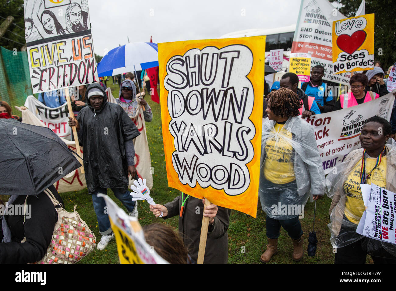 Milton Ernest, au Royaume-Uni. 10 Sep, 2016. Des militants du mouvement pour la justice et d'autres groupes opposés à la détention de l'immigration manifestation devant l'immigration de Yarl's Wood amovible au centre d'appel à sa fermeture. Credit : Mark Kerrison/Alamy Live News Banque D'Images