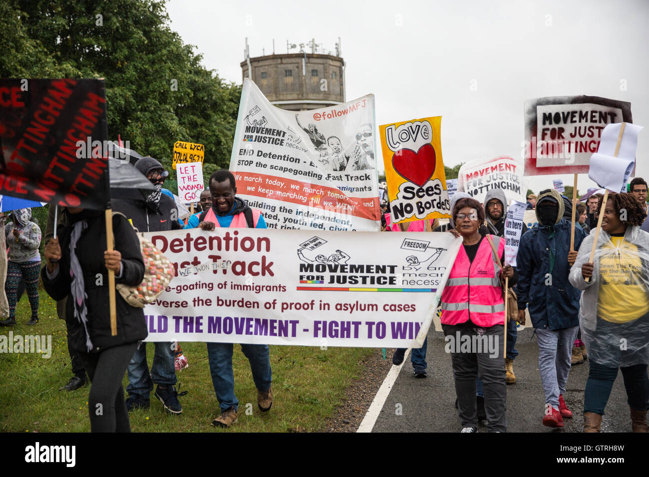 Milton Ernest, au Royaume-Uni. 10 Sep, 2016. Des militants du mouvement pour la justice et d'autres groupes opposés à la détention de l'immigration manifestation devant l'immigration de Yarl's Wood amovible au centre d'appel à sa fermeture. Credit : Mark Kerrison/Alamy Live News Banque D'Images