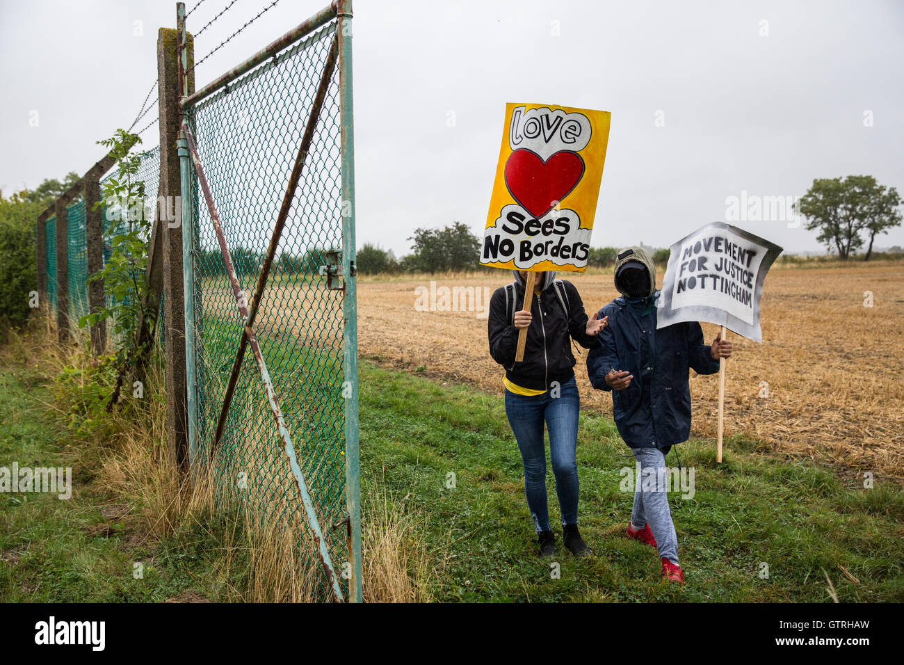 Milton Ernest, au Royaume-Uni. 10 Sep, 2016. Des militants du mouvement pour la justice et d'autres groupes opposés à la détention de l'immigration manifestation devant l'immigration de Yarl's Wood amovible au centre d'appel à sa fermeture. Credit : Mark Kerrison/Alamy Live News Banque D'Images