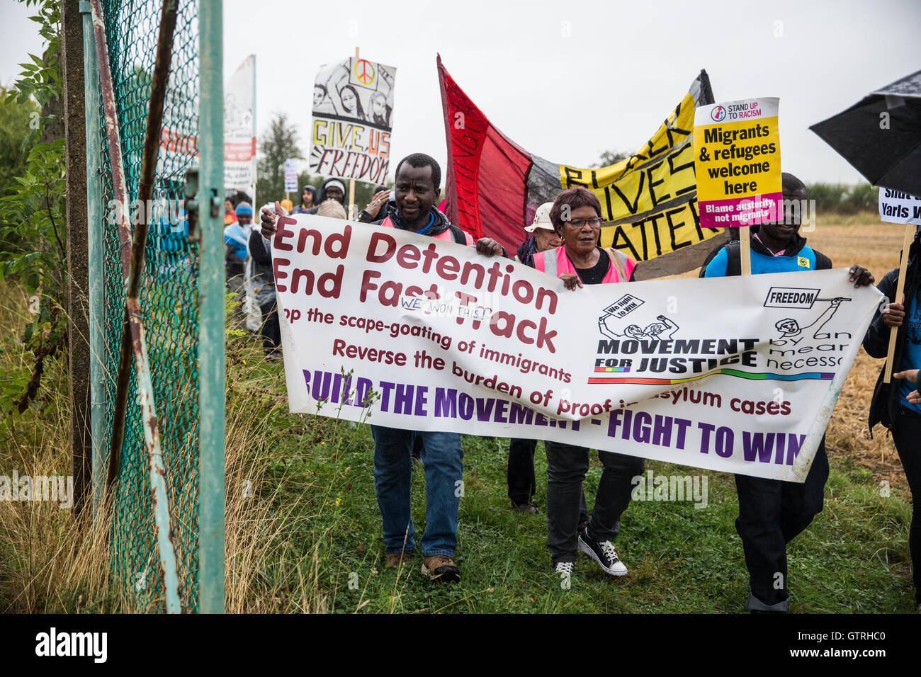 Milton Ernest, au Royaume-Uni. 10 Sep, 2016. Des militants du mouvement pour la justice et d'autres groupes opposés à la détention de l'immigration manifestation devant l'immigration de Yarl's Wood amovible au centre d'appel à sa fermeture. Credit : Mark Kerrison/Alamy Live News Banque D'Images