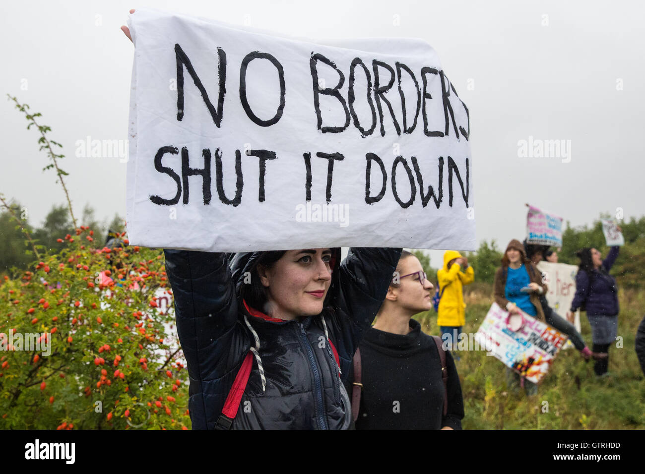 Milton Ernest, au Royaume-Uni. 10 Sep, 2016. Des militants du mouvement pour la justice et d'autres groupes opposés à la détention de l'immigration manifestation devant l'immigration de Yarl's Wood amovible au centre d'appel à sa fermeture. Credit : Mark Kerrison/Alamy Live News Banque D'Images