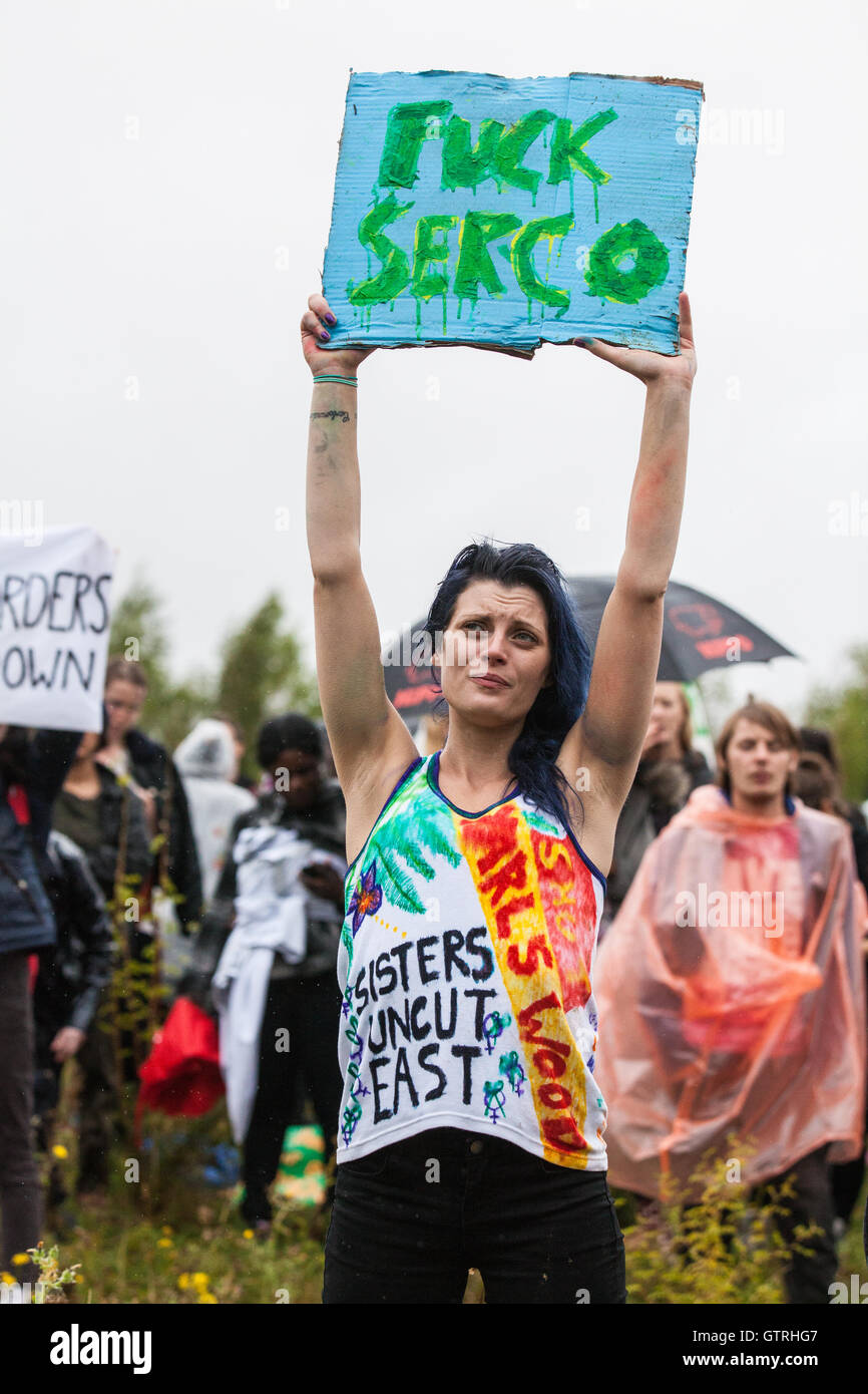 Milton Ernest, au Royaume-Uni. 10 Sep, 2016. Des militants du mouvement pour la justice et d'autres groupes opposés à la détention de l'immigration manifestation devant l'immigration de Yarl's Wood amovible au centre d'appel à sa fermeture. Credit : Mark Kerrison/Alamy Live News Banque D'Images