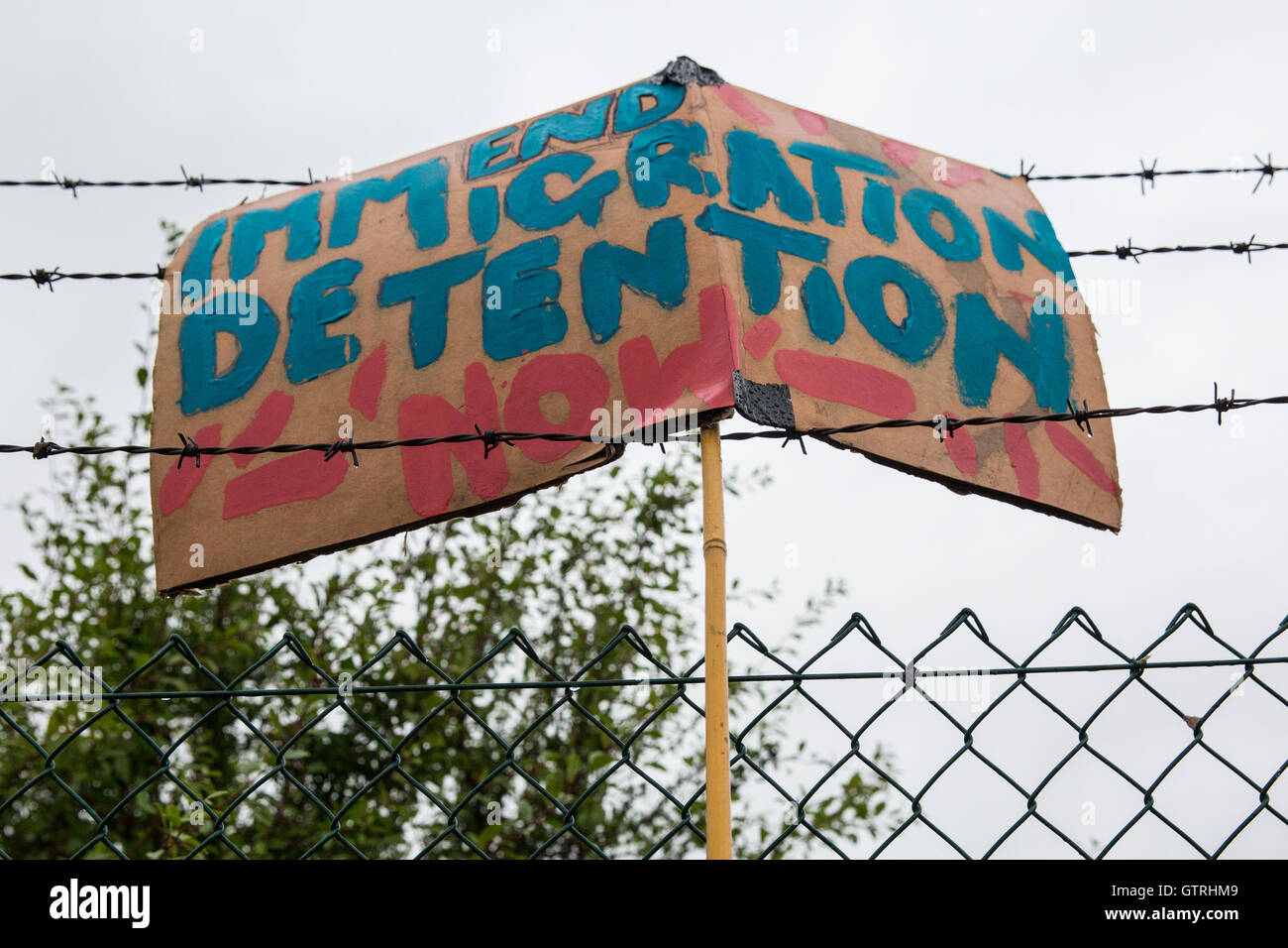Milton Ernest, au Royaume-Uni. 10 Sep, 2016. Un signe utilisé par des militants du mouvement pour la justice et d'autres groupes opposés à l'immigration pour protester contre la détention de Yarl's Wood en dehors de l'Immigration dépose au centre d'appel à sa fermeture. Credit : Mark Kerrison/Alamy Live News Banque D'Images