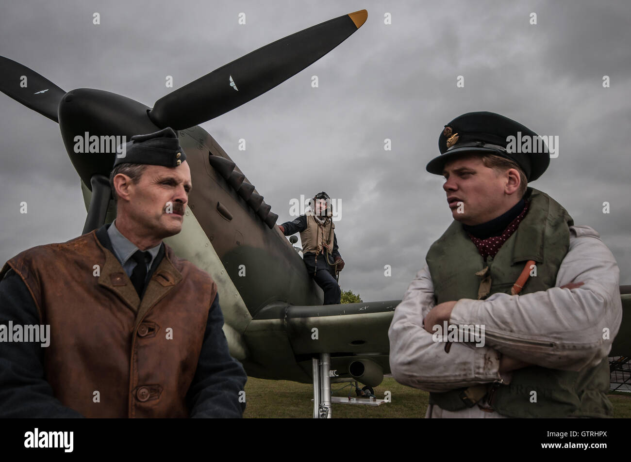 L'équipage et les pilotes de Spitfire ré-incarcèrent. Seconde Guerre mondiale, scénario d'avion de chasse de la bataille d'Angleterre. Mauvais temps Banque D'Images