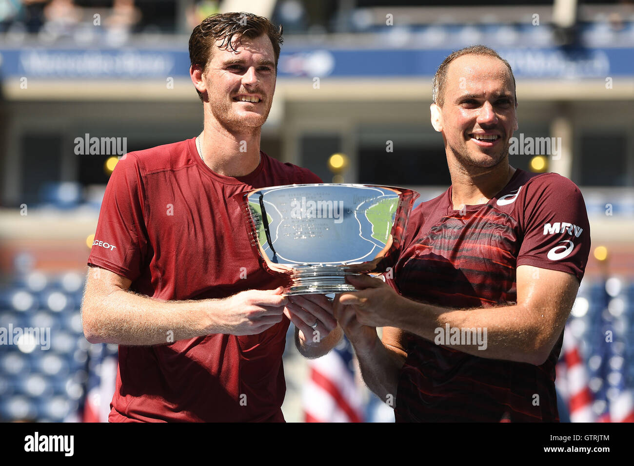 Flushing Meadows, New York, USA. 10 Sep, 2016. US Open Grand Chelem tennis championships, mens final en double. Jamie Murray (GBR) et Bruno SOARES (BRA) et Pablo Carreno Busta (ESP) et Guillermo Garcia-Lopez (ESP). Jamie Murray (GBR) et Bruno SOARES (BRA) gagner la finale en 2 jeux : Action Crédit Plus Sport/Alamy Live News Banque D'Images