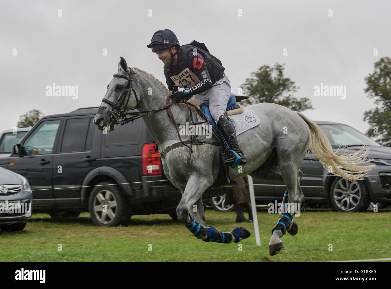 Riders concourir dans cross country horse trials à Blenheim Palace International Horse Trials. Crédit : Scott Carruthers/Alamy Live News Banque D'Images