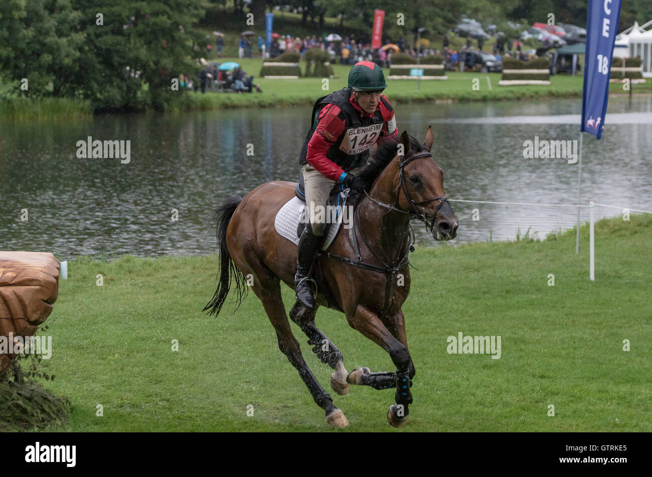 Riders concourir dans cross country horse trials à Blenheim Palace International Horse Trials. Crédit : Scott Carruthers/Alamy Live News Banque D'Images