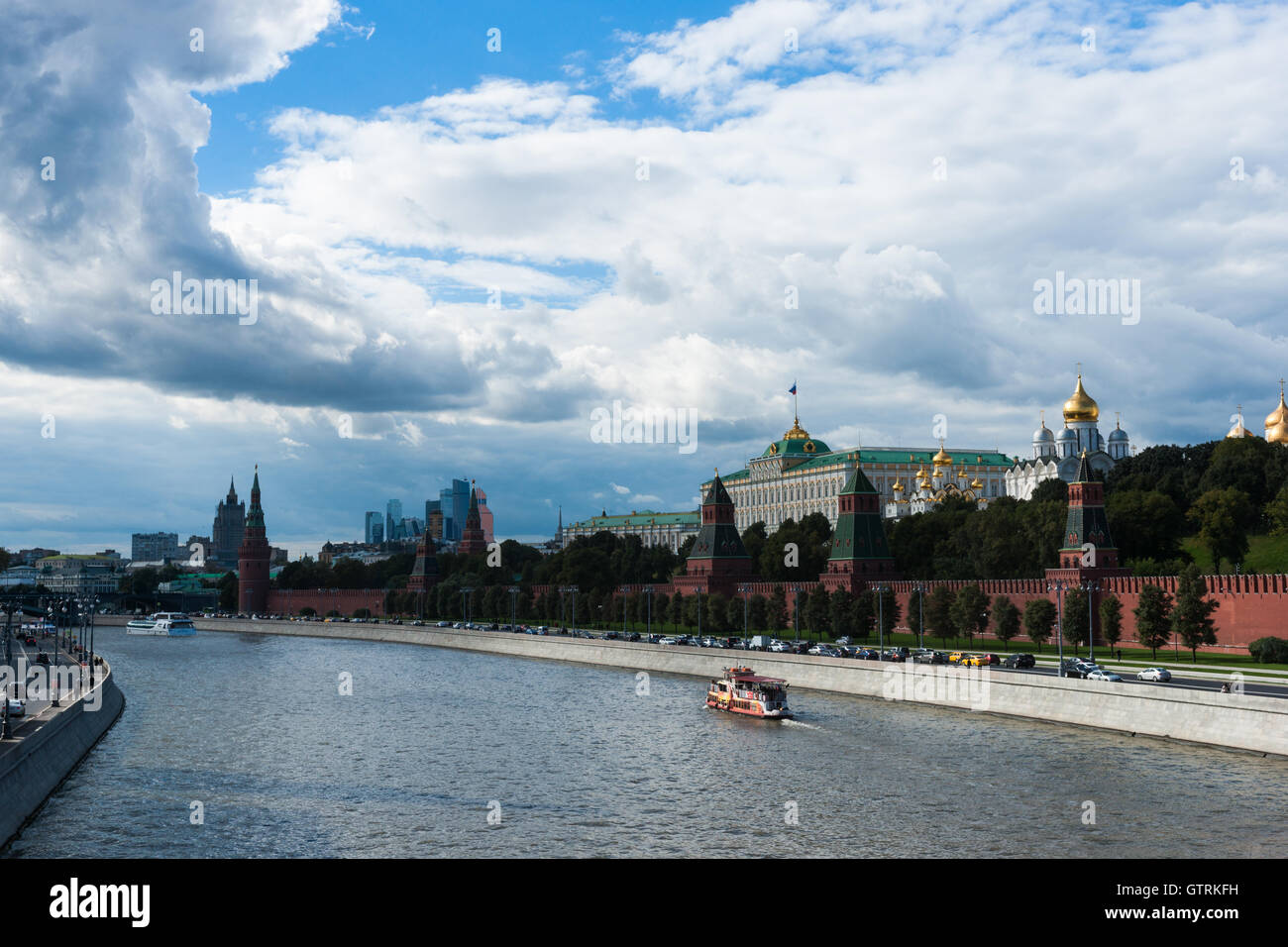 Moscou, Russie. Samedi, 10 Septembre, 2016. Festival annuel de deux jours la ville jour est en cours à Moscou, Russie. Les gens peuvent prendre un tour en bas de la rivière de Moscou, à bord du bateau de plaisance ou à pied le long du Kremlin rénové ou Sophia remblais. Le temps est chaud mais pas très ensoleillé. Crédit : Alex's Pictures/Alamy Live News Banque D'Images