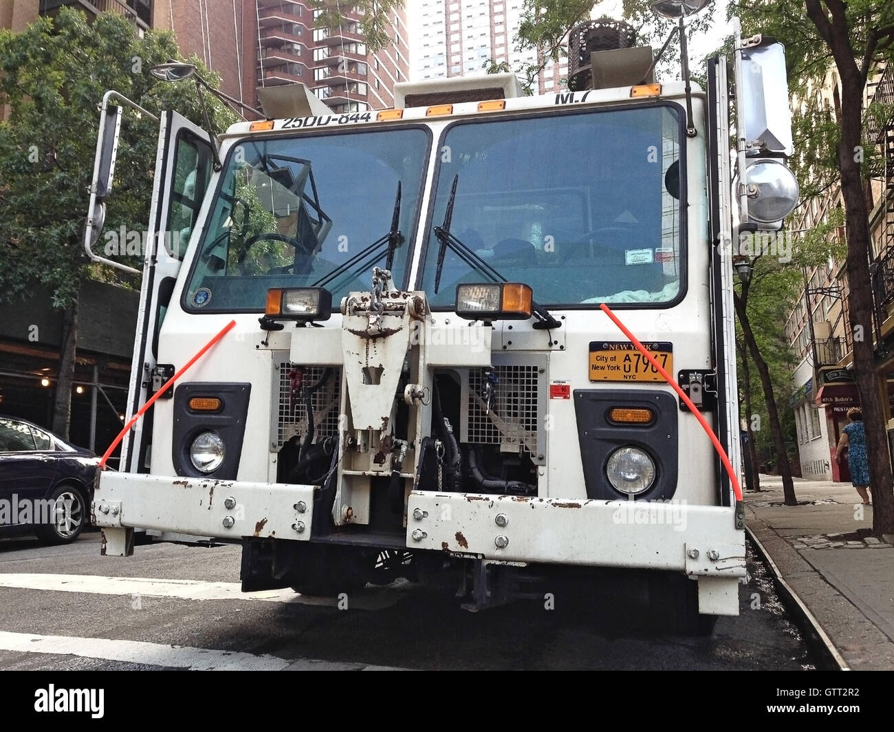 Vue frontale d'un camion d'assainissement dans la ville de New York. Banque D'Images