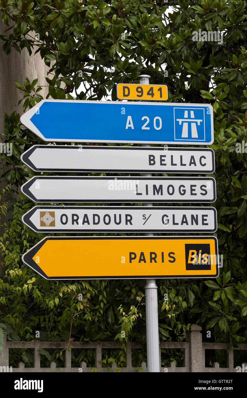 Panneau routier français à St Junien, France. Banque D'Images