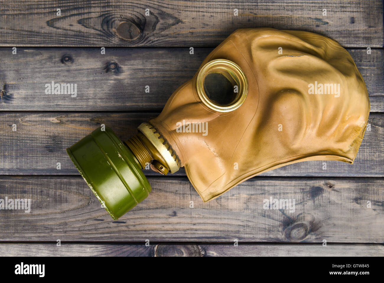 Vintage masque vert sur un fond de bois Banque D'Images