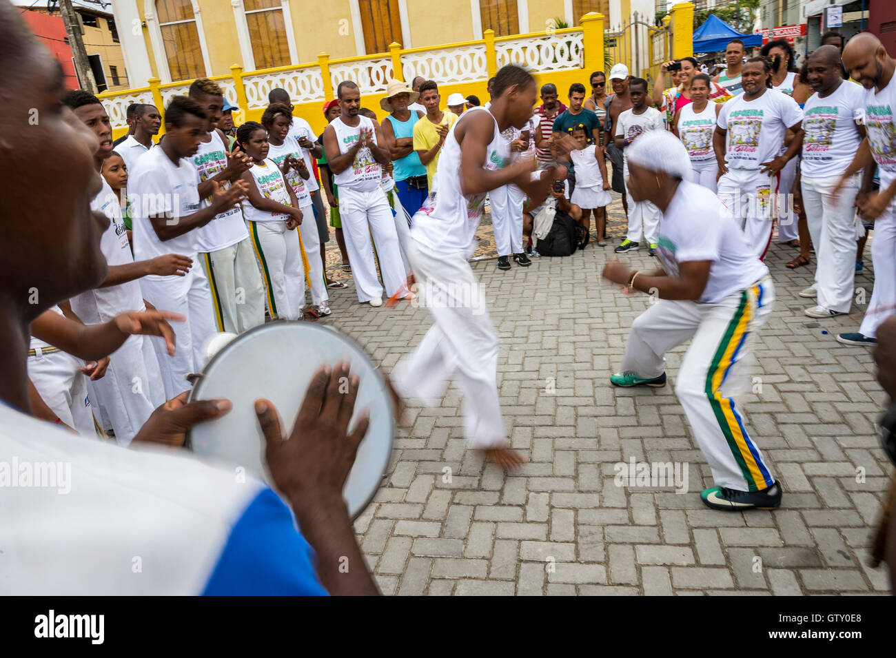 SALVADOR, BRÉSIL - février 02, 2016 : capoeira brésilienne groupe exécute à un festival en plein air dans le quartier de Rio Vermelho. Banque D'Images