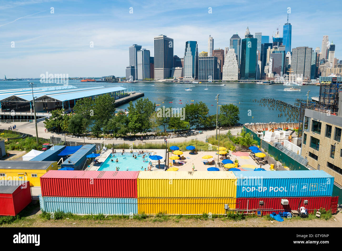 NEW YORK - 27 août 2016 : un pop-up coloré piscine dans Brooklyn Bridge Park en face de l'horizon de Manhattan. Banque D'Images
