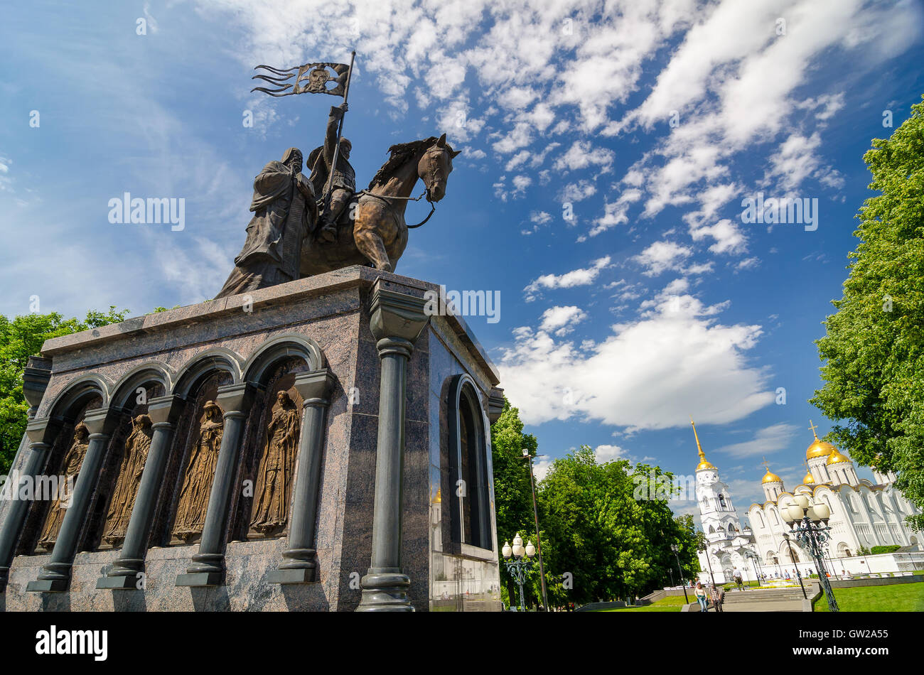 Monument du Prince Vladimir contre la cathédrale de l'assomption ou cathédrale de la Dormition à Vladimir, Russie. Anneau d'or. Banque D'Images