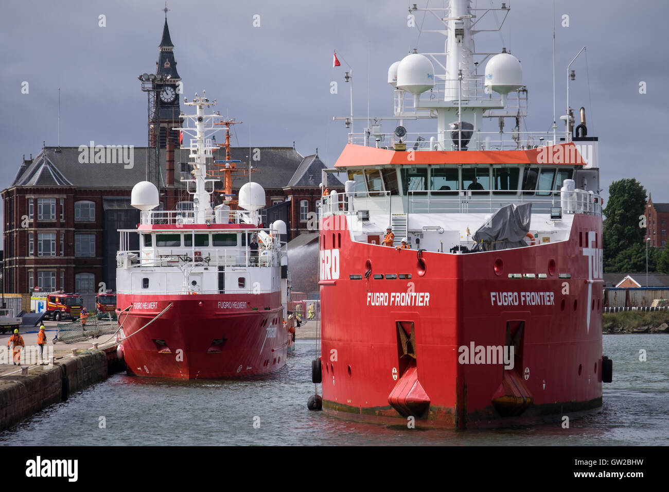 Des navires hydrographiques Fugro Helmert (à gauche) et Fugro Frontier (droite) à Grimsby Dock Royal au cours de l'enquête sur un projet Hornsea UXO Banque D'Images