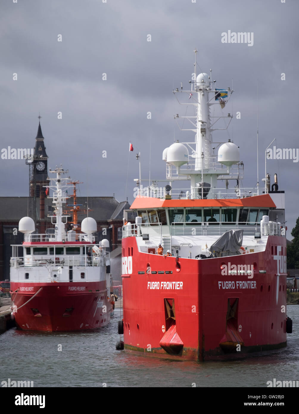 Des navires hydrographiques Fugro Helmert (à gauche) et Fugro Frontier (droite) à Grimsby Dock Royal au cours de l'enquête sur un projet Hornsea UXO Banque D'Images