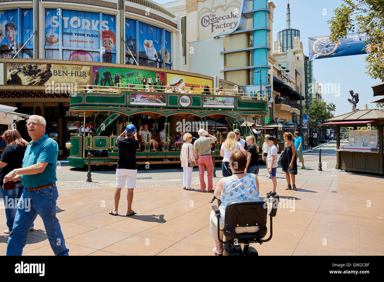 Le Grove est un complexe de vente au détail et de divertissement de Los Angeles, Californie le chariot prend shoppers on un court trajet. Banque D'Images