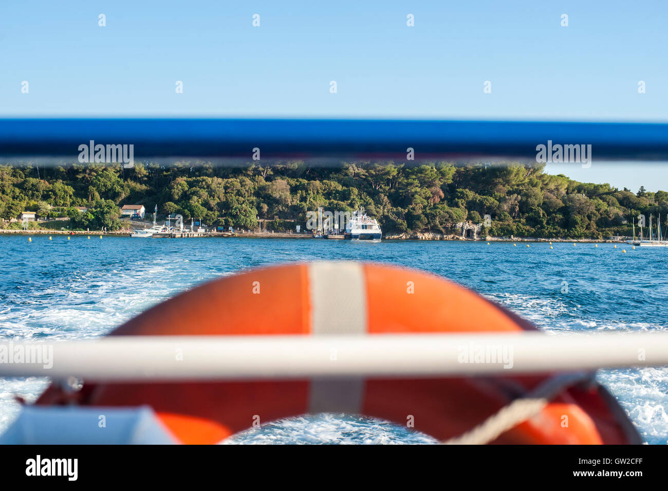 Vue de l'île de sainte Marguerite de l'arrière du bateau retour à Cannes, France Banque D'Images