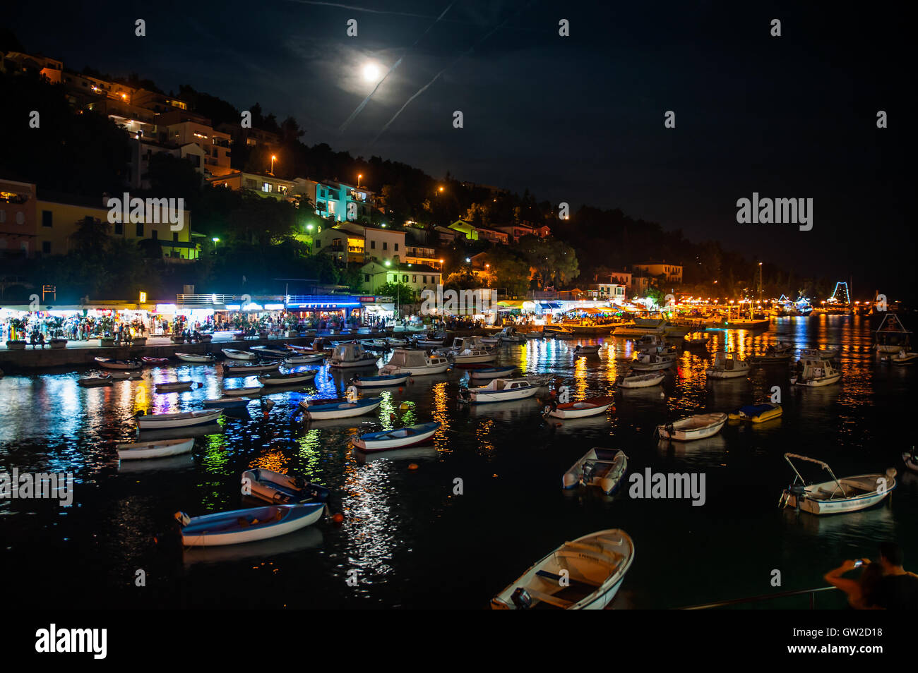 Belle Rabac beach de nuit avec la pleine lune, Croatie Banque D'Images