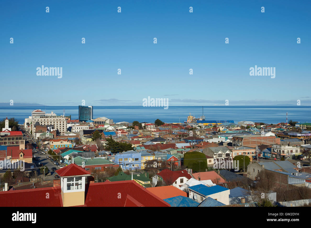 Les toits colorés de Punta Arenas, dans le sud du Chili, donnant sur le détroit de Magellan. Banque D'Images