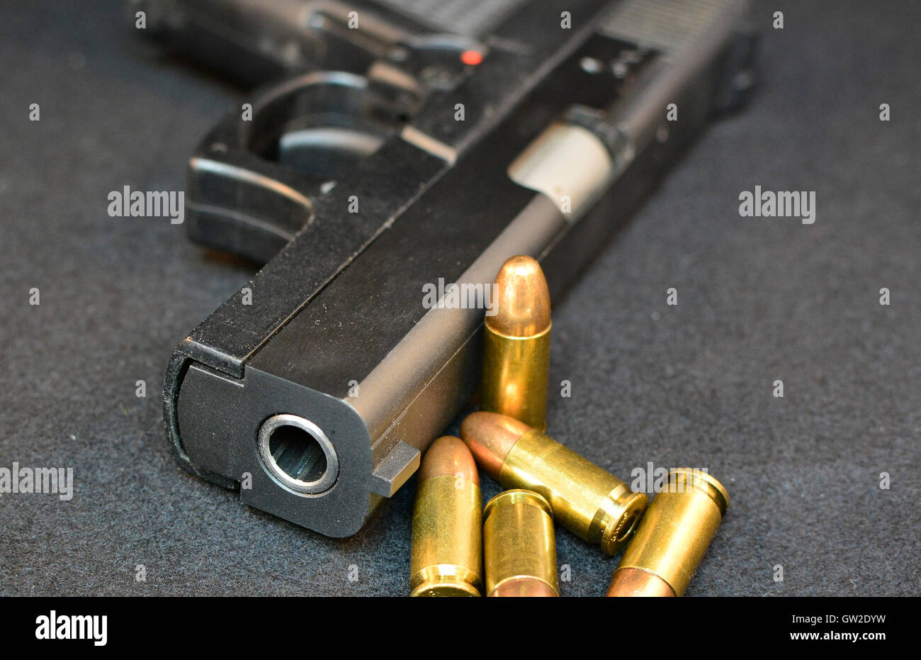 Pistolet de balles. Les crimes de violence des armes à feu, d'attaque. La prise de vue. L'utilisation des armes à feu. Banque D'Images