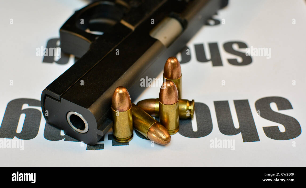 Concept de prise de vue de la criminalité. Avec des armes de poing balles crimes de violence, agression. La prise de vue. Banque D'Images