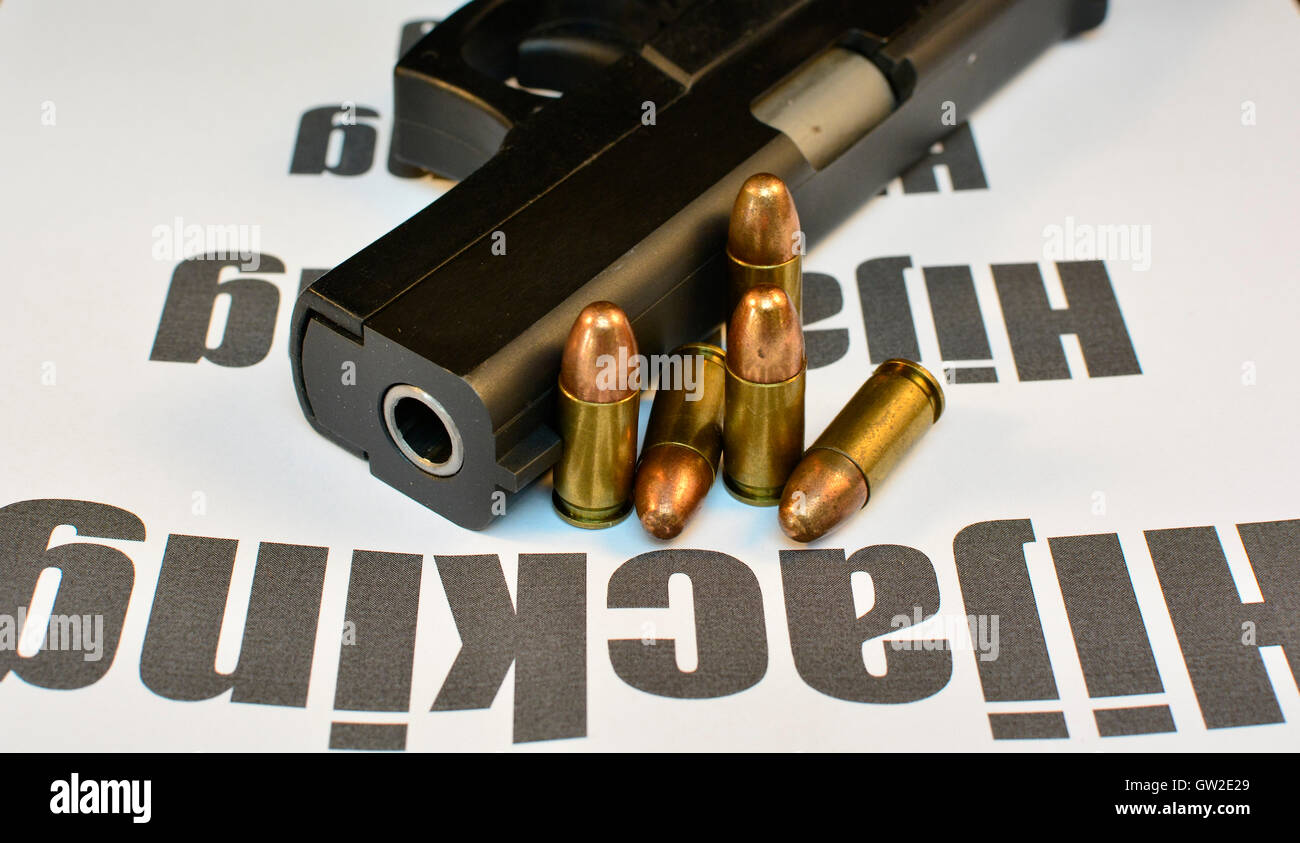 Le détournement du crime et vol du véhicule concept. Avec des armes de poing balles crimes de violence, agression. La prise de vue. Banque D'Images