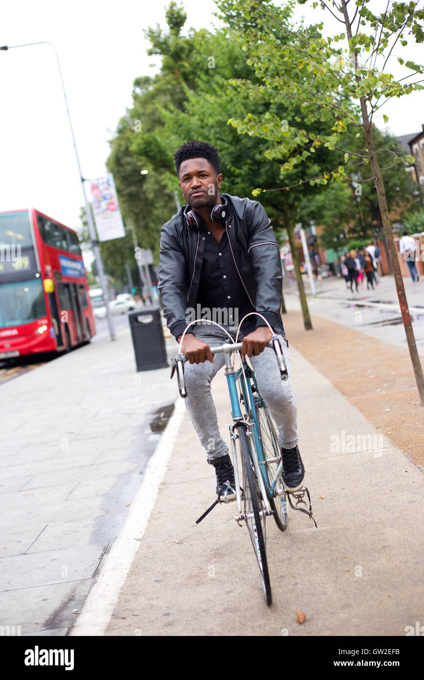 Jeune homme à vélo dans Londres Banque D'Images