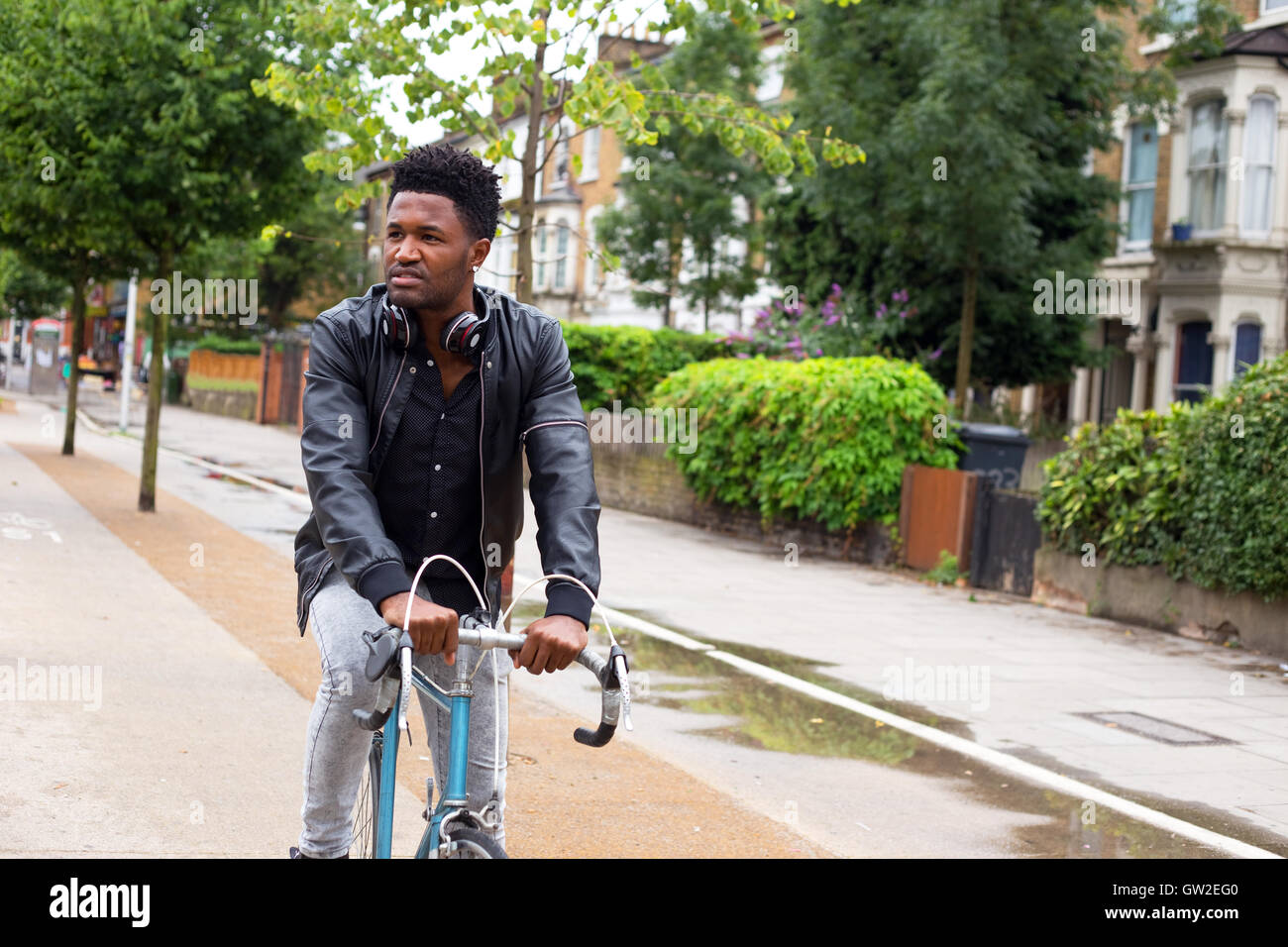 Jeune homme à vélo au travail Banque D'Images